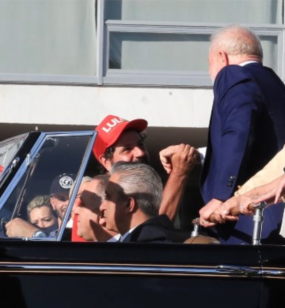 Lula cumprimenta Fabiano Trompetista durante a posse