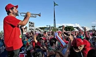Fabiano Trompetista tocando em manifestação